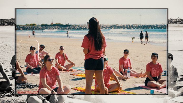 yoga na praia - outubro rosa